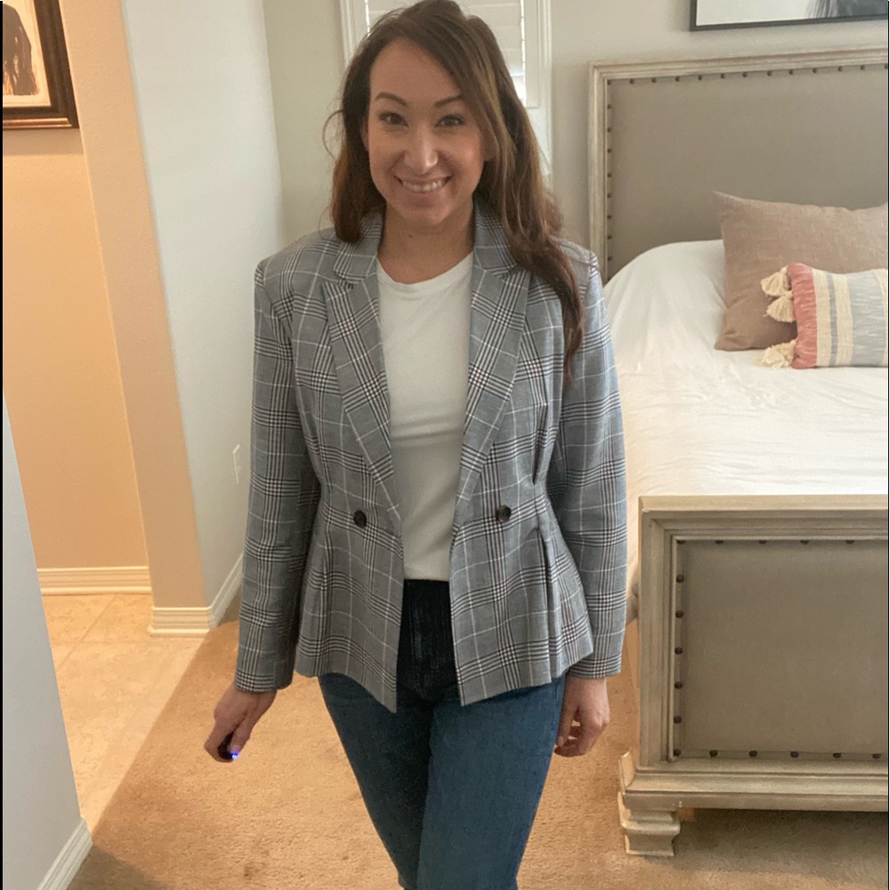 Perfect little office or casual  blazer.
